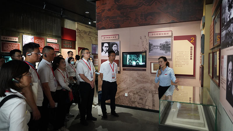 胡蓉在毛泽东考察湖南农民运动历史陈列馆为学员作讲解