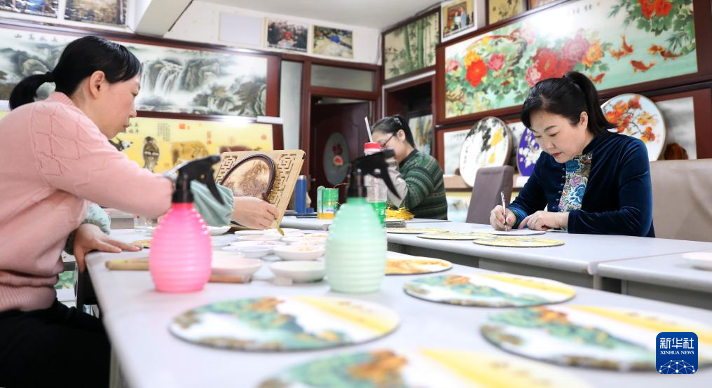 凤凰山下的七彩绝技 图2