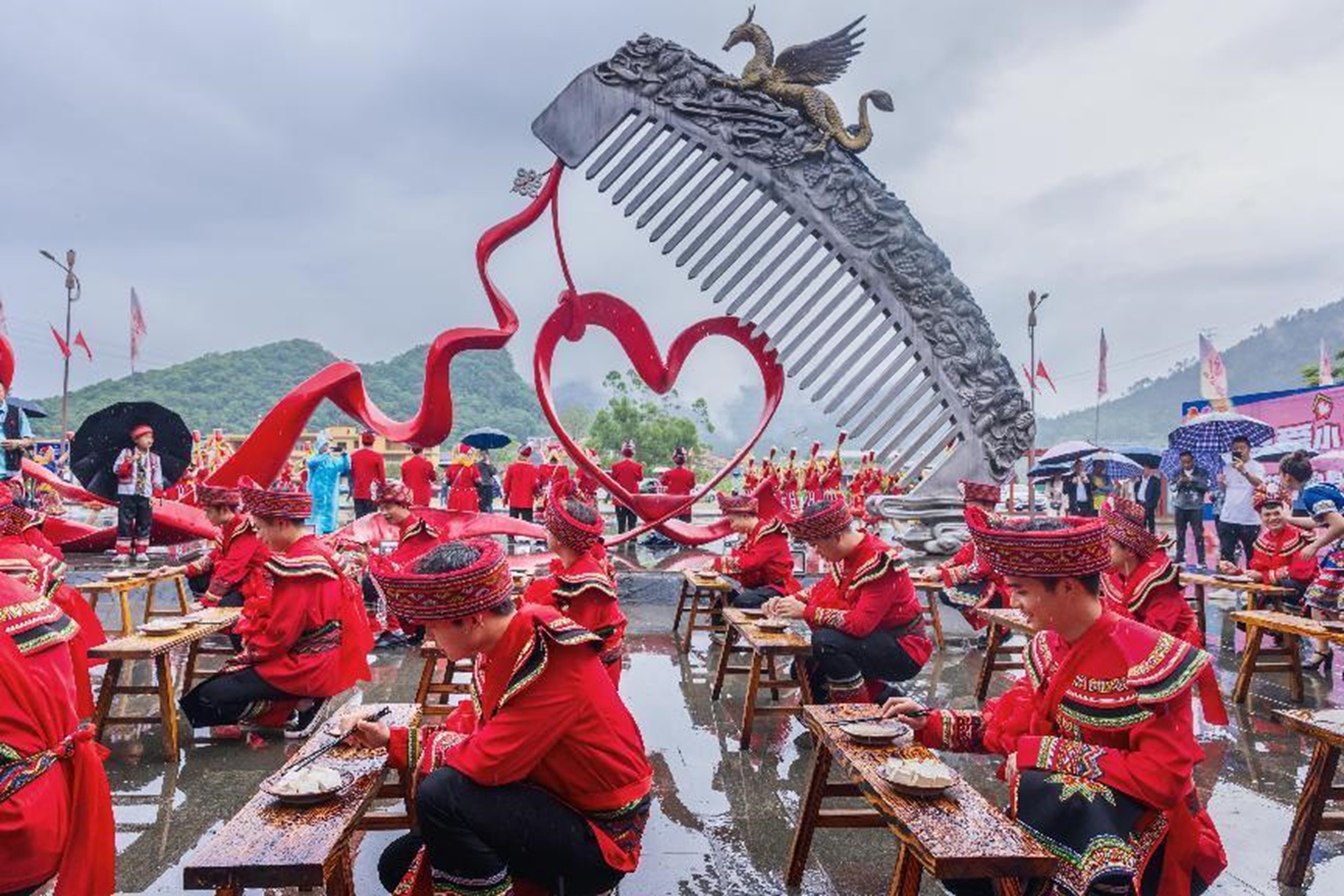 新郎勇闯用筷子夹豆腐关(李忠林/摄)