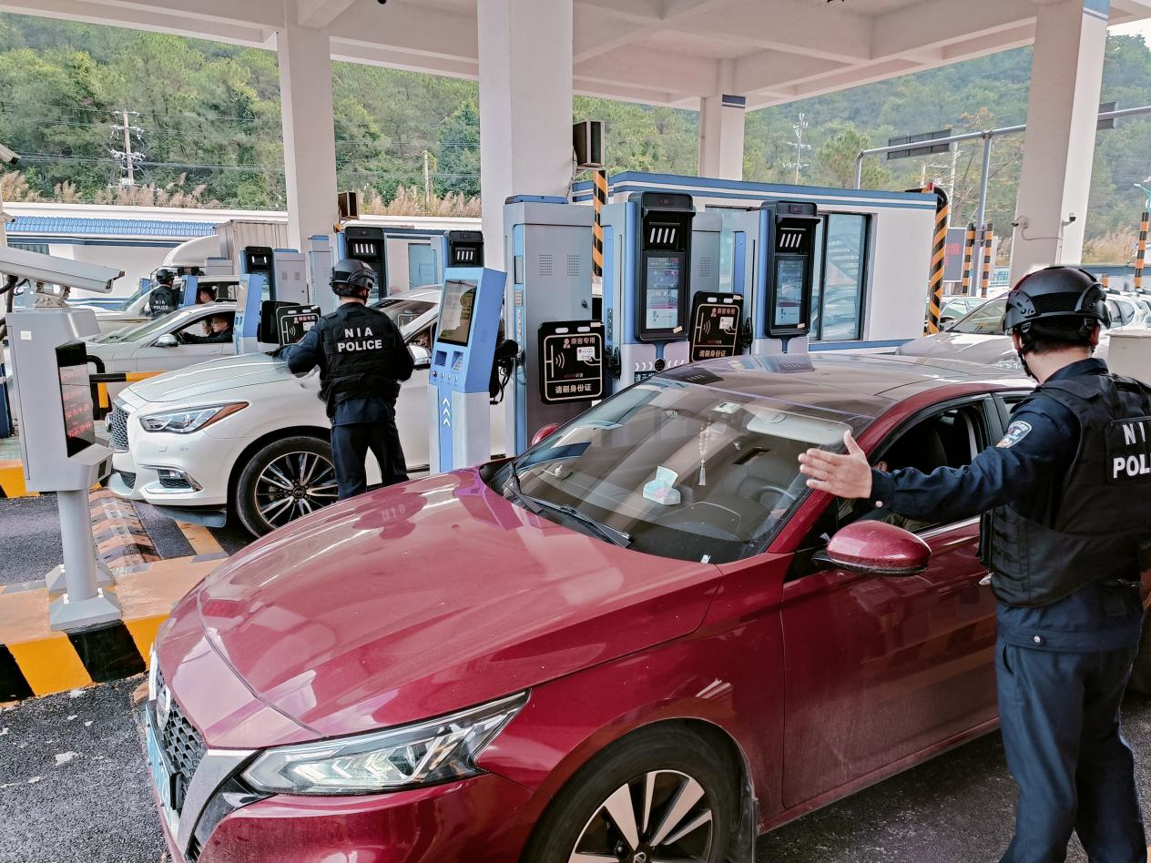 防城港边境管理支队民警强化边境查验工作