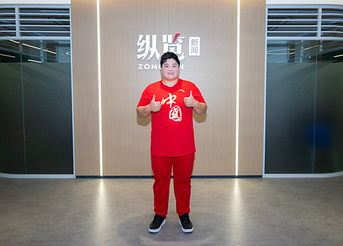 8月26日,巩立姣在纵览新闻拍照留念。