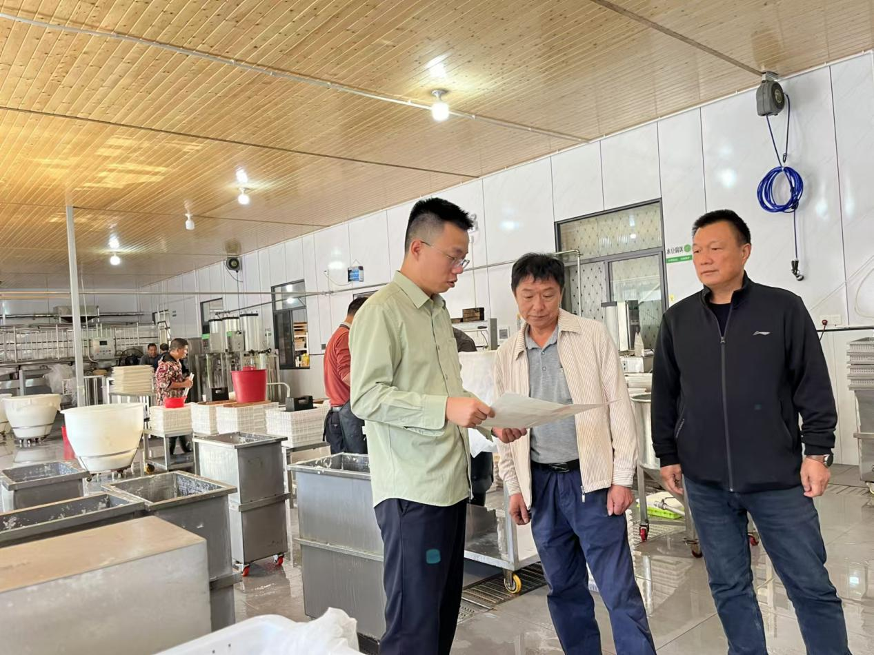 驻村工作队正在指导帮扶企业