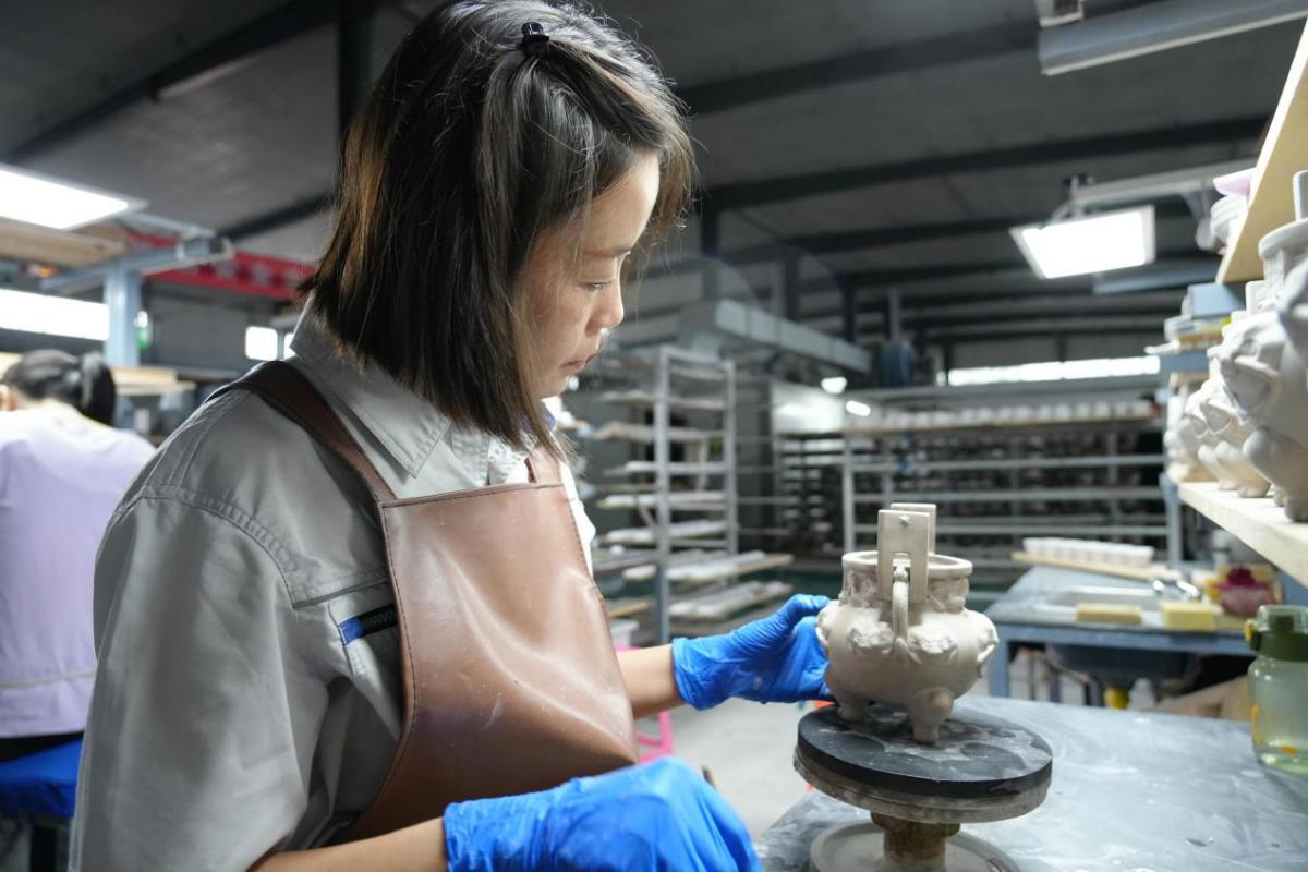 一件精美的國禮瓷在工人手中誕生(攝 王麗曼)