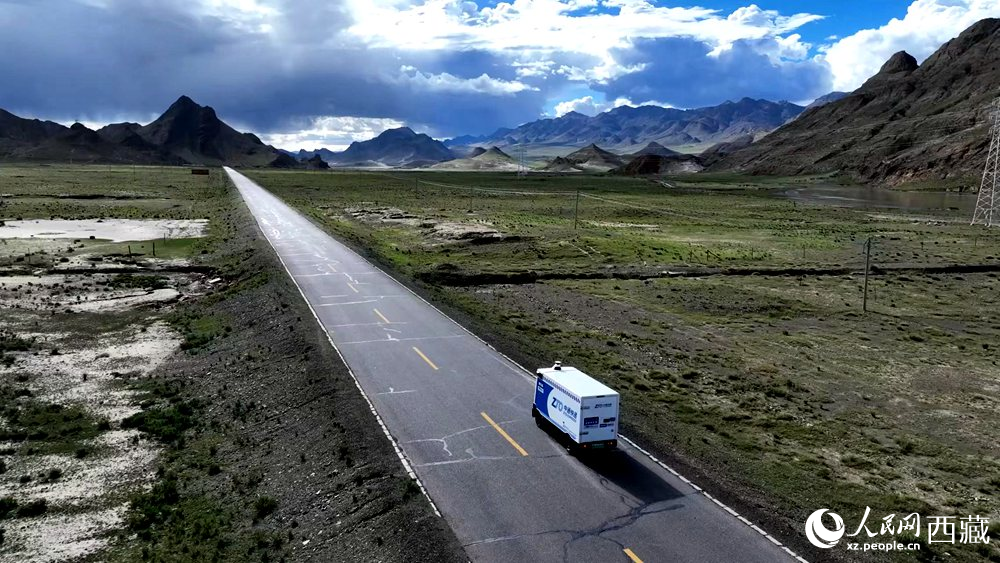 一辆无人快递车正沿着定日县通往扎果乡的道路平稳行驶。人民日报记者 鲜敢摄