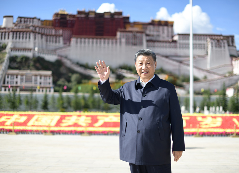 2021年7月22日，習(xí)近平在布達拉宮廣場考察時，向游客和當(dāng)?shù)厝罕姄]手致意。
