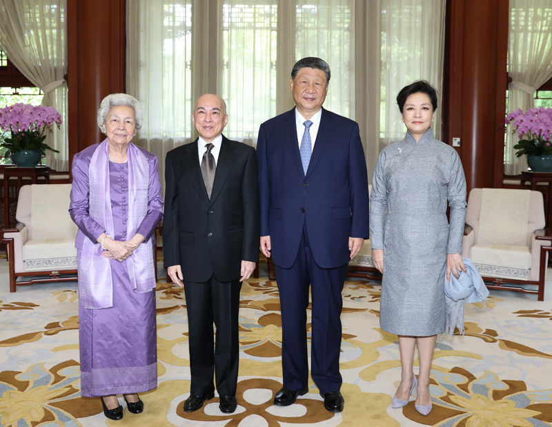 8月26日上午，國家主席習(xí)近平和夫人彭麗媛在北京中南海親切會(huì)見柬埔寨國王西哈莫尼和太后莫尼列。