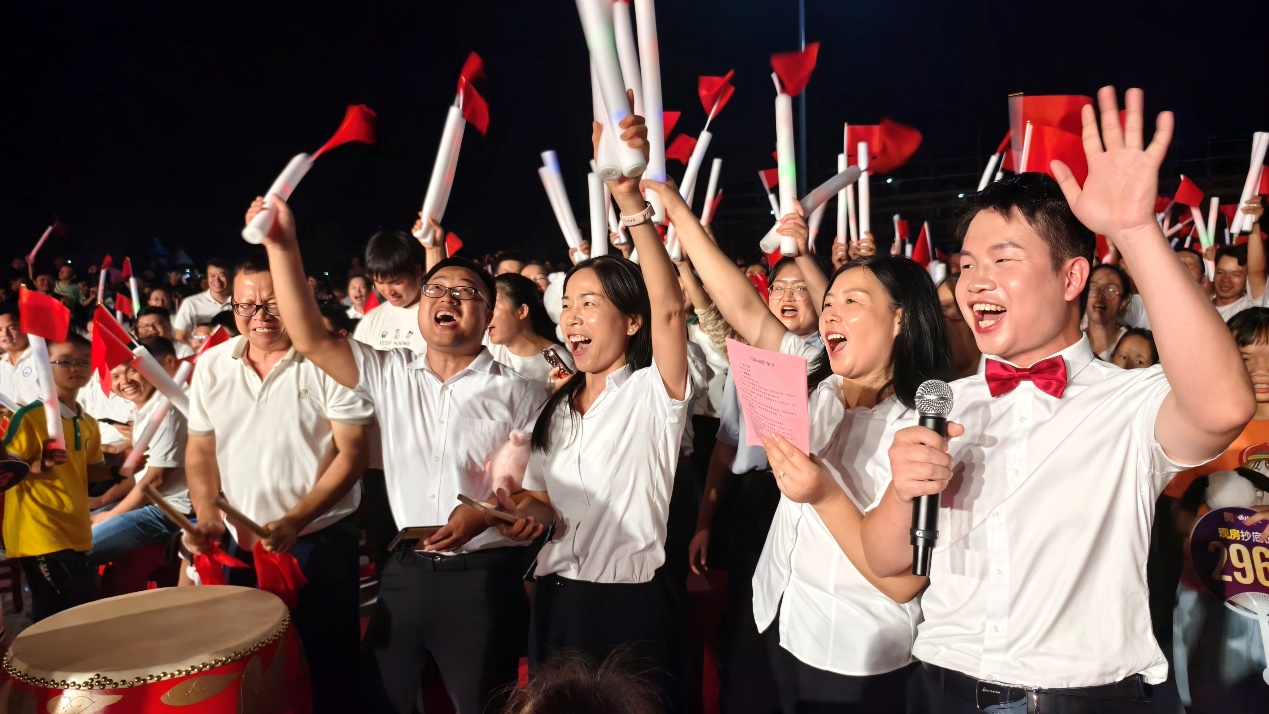 高唱《团结就是力量》的拉歌方阵。(余涛/摄)