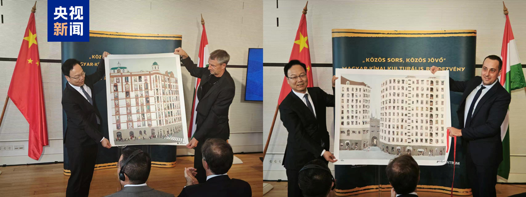 中央新聞紀錄電影製片廠（集團）董事長姚永暉（左）分別向布達佩斯技術與經濟大學建築學院院長瓦爾高&middot;道馬什、匈牙利媒體服務支持與資產管理基金副總裁派特&middot;佐爾坦贈送紀念品