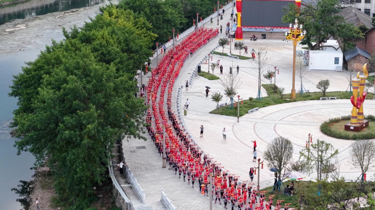 长鼓队伍(熊洋/摄)