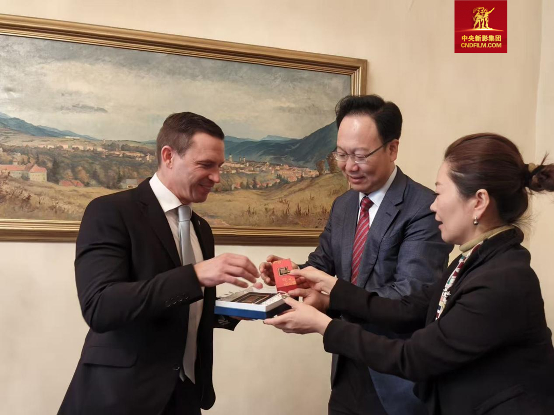 中央新聞紀錄電影製片廠（集團）董事長、紀錄片《鄔達克》出品人姚永暉向班斯卡&middot;比斯特裏察市副市長馬丁&middot;馬格林贈送紀念品