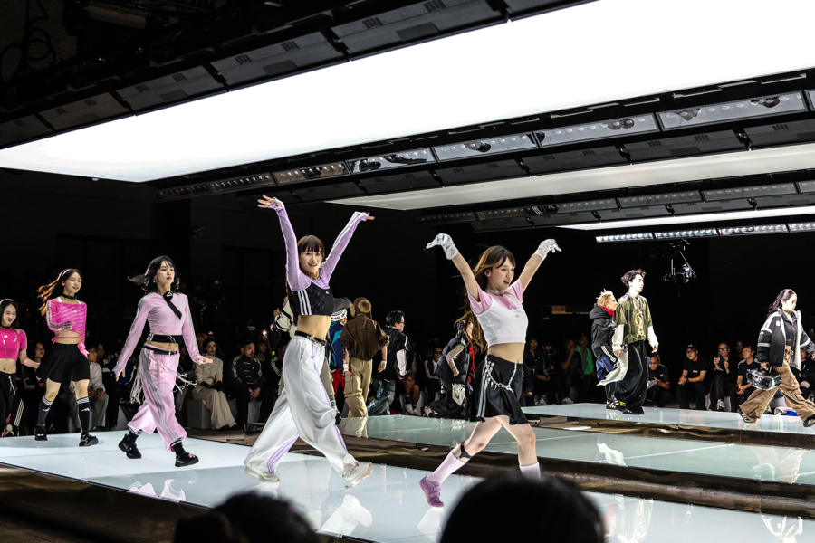 图为超模贺聪亮相大秀现场。