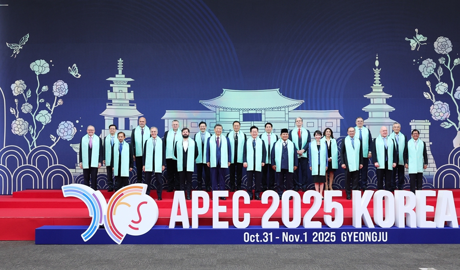 　　當(dāng)?shù)貢r(shí)間11月1日上午，國(guó)家主席習(xí)近平在韓國(guó)慶州出席亞太經(jīng)合組織第三十二次領(lǐng)導(dǎo)人非正式會(huì)議第二階段會(huì)議，并發(fā)表題為《共同開創(chuàng)可持續(xù)的美好明天》的重要講話。這是會(huì)后，與會(huì)經(jīng)濟(jì)體領(lǐng)導(dǎo)人、代表集體合影。