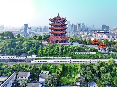 动车组列车经过湖北武汉市黄鹤楼。在湖北推出的相关活动中,扫码上传票根,就可以享受黄鹤楼等景区的门票折扣。新华社发