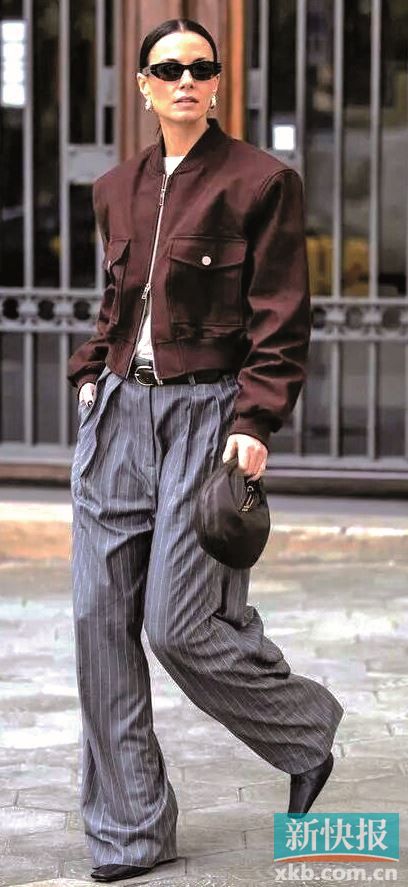 多口袋设计增加层次感又自带酷飒,特别契合当下无性别穿搭趋势。