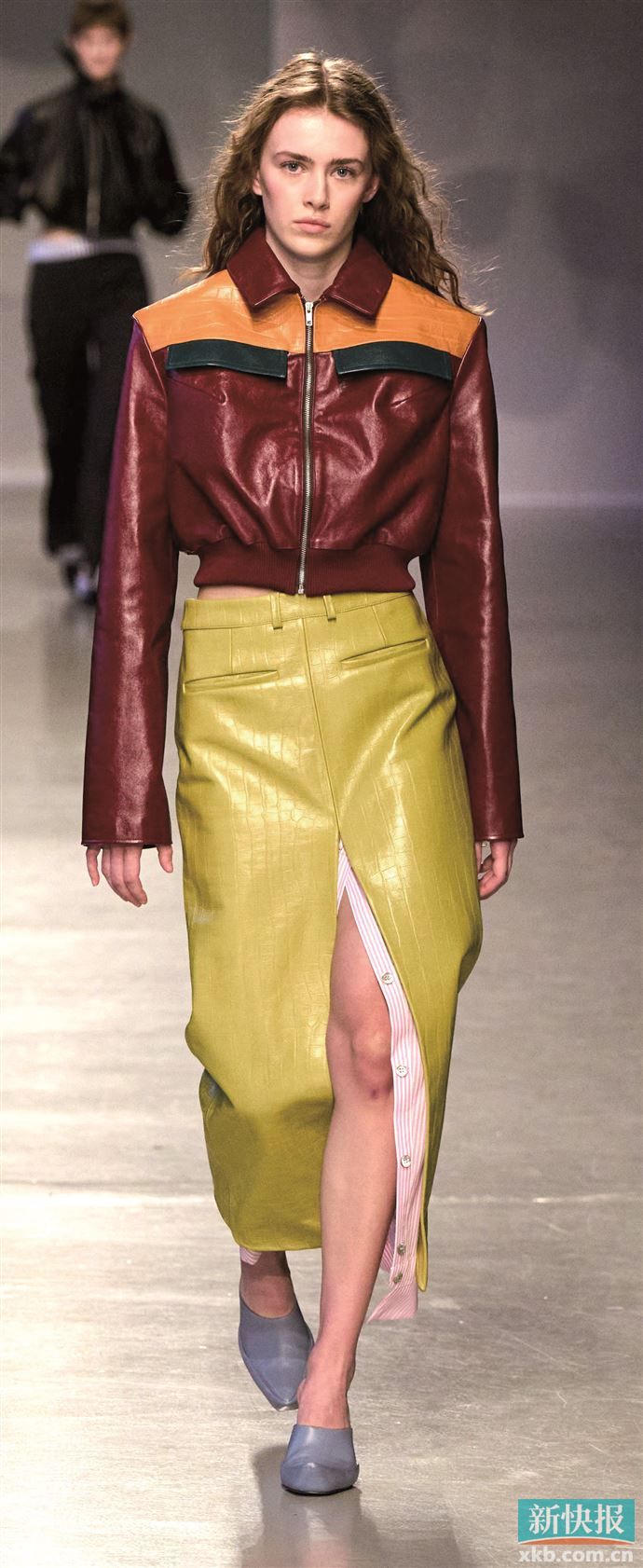 短款皮夹克搭各种半裙都能让造型在锋利与温柔间碰撞出独特平衡感。