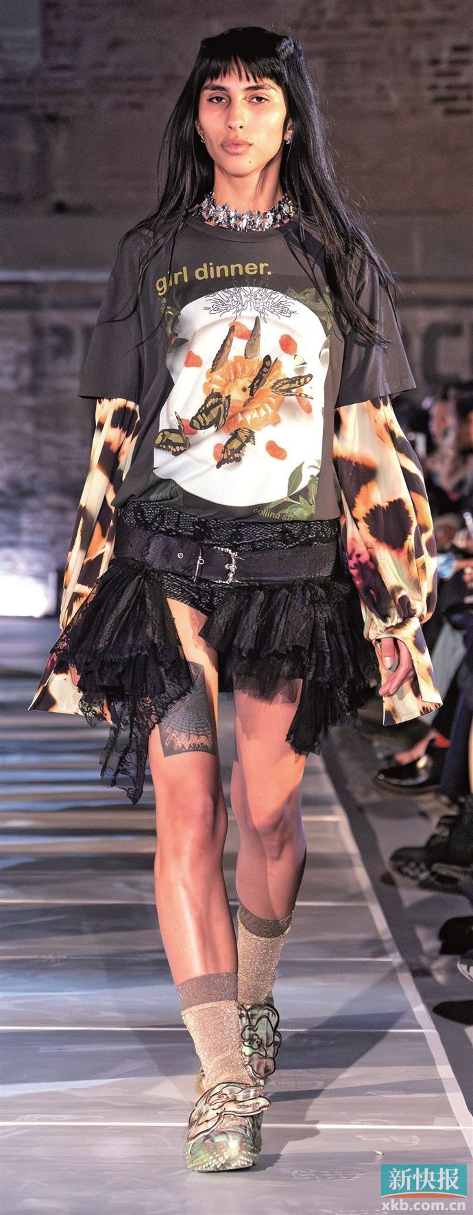 以复古棕咖色为核心底色,勾勒出纯粹的温暖质感