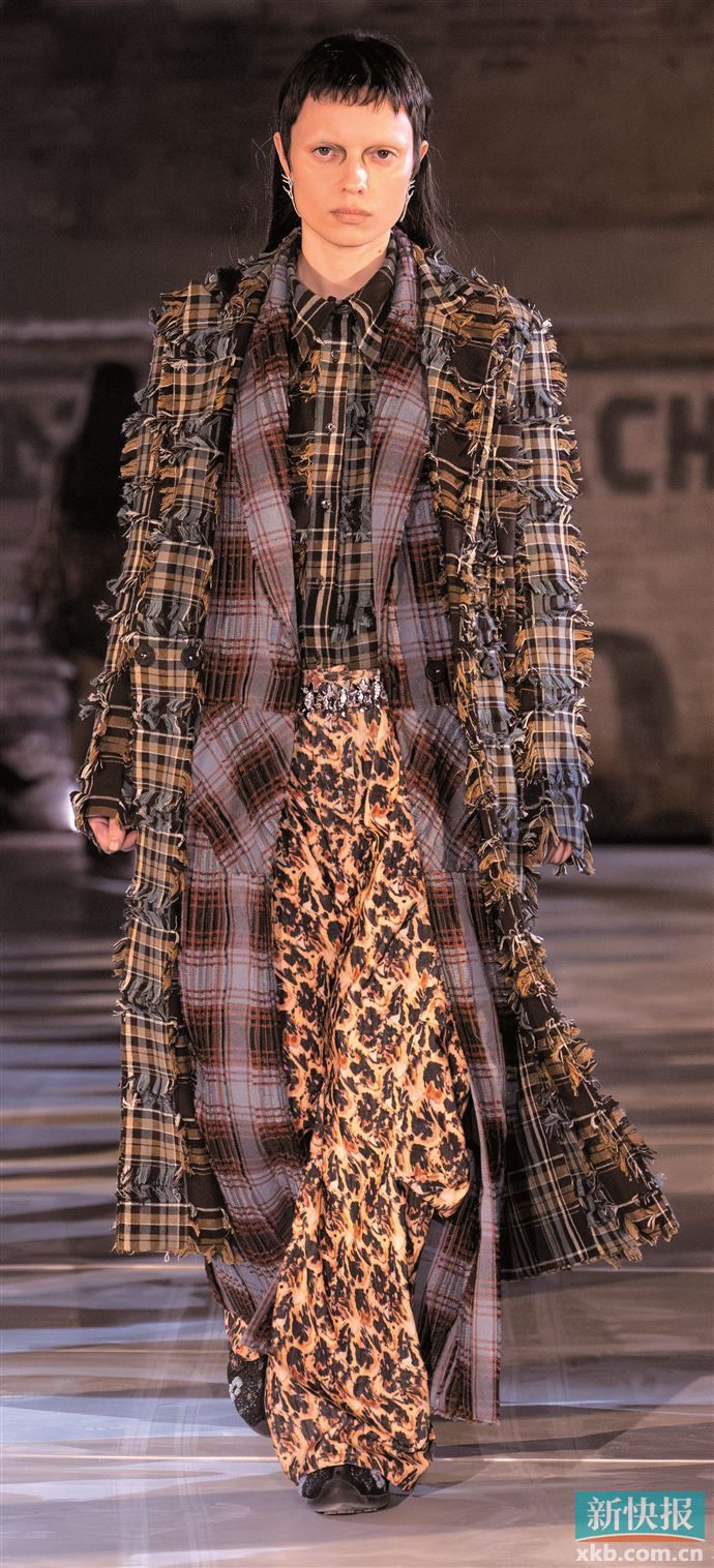 不同材质的格纹叠穿,营造出略带怀旧氛围的造型