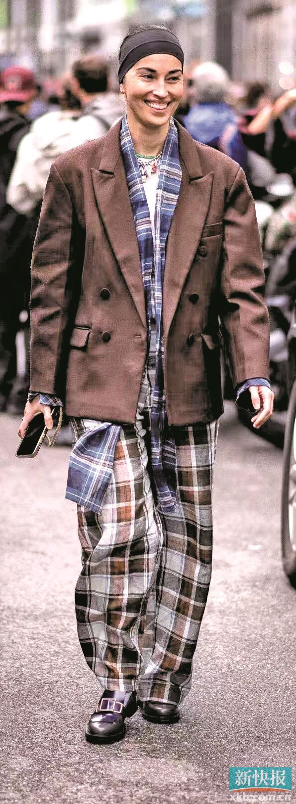 色彩呼应让造型更和谐,大地色系单品平衡格纹的鲜艳色彩,更适配都市穿搭场景