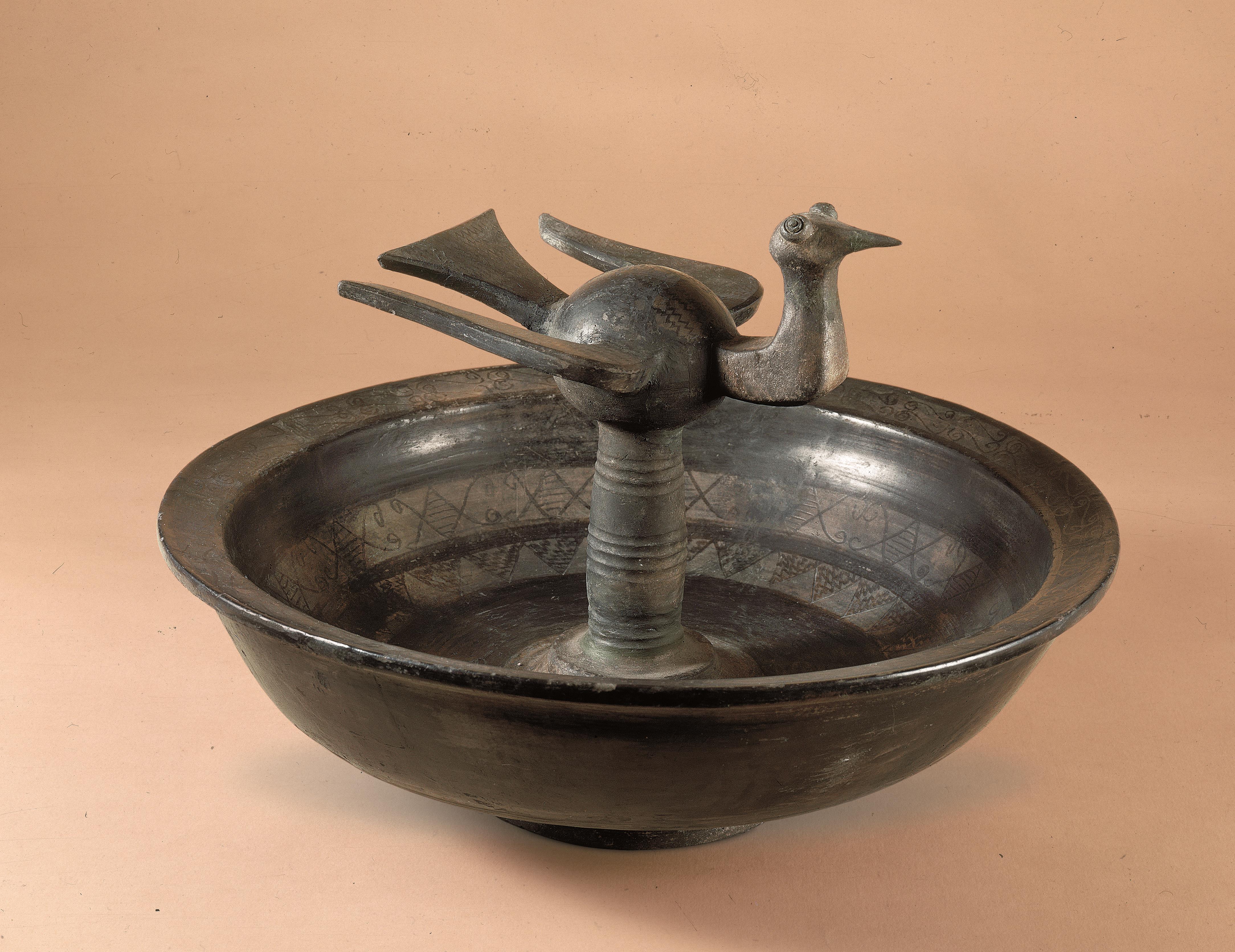 战国 磨光压划纹黑陶鸟柱盘 河北博物院展出 河北省文物考古研究院藏