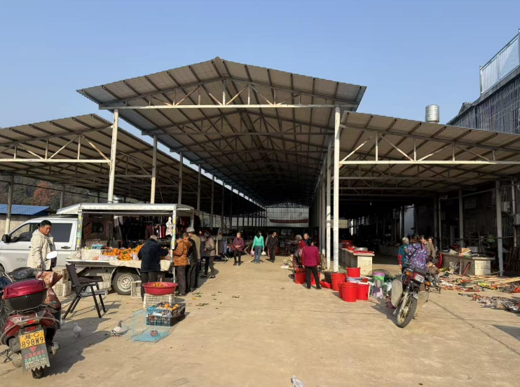 酒铺村农贸市场距离安置点仅50米(谭卫国/摄)