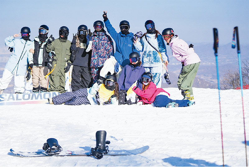 近年来,冰雪运动既点亮了人们的美好生活,又激发了经济发展的消费新动能。图为2025年11月22日,滑雪爱好者在吉林省吉林市中旅松花湖度假区合影留念。