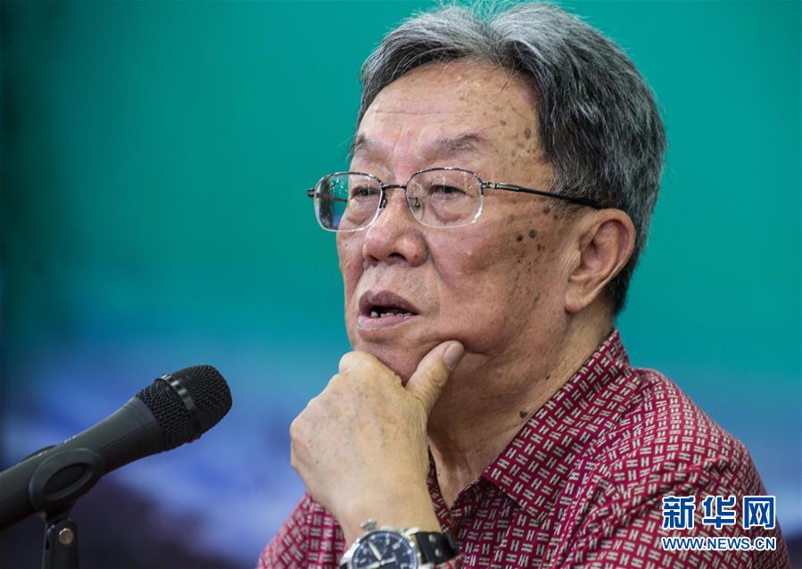 　　在烏魯木齊新華國際圖書城舉辦的讀者見面會上，王蒙向讀者推介新書《這邊風(fēng)景》（2013年5月21日攝）。 