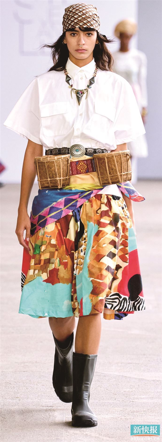 手工编织与民族印花遇上线条利落的现代单品,浪漫波嬉风瞬变可轻松驾驭的都会风