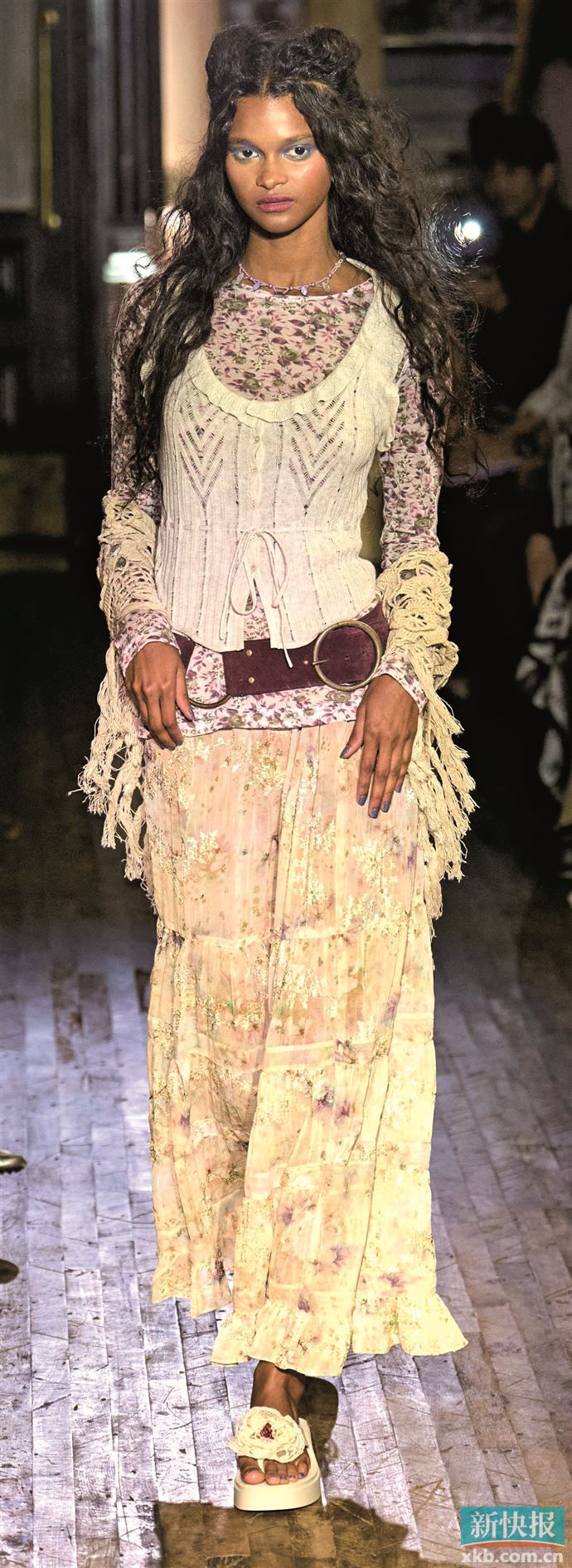 通过植物纹样构成有机图案,与蕾丝、钩针元素层叠出繁花蔓生的浪漫