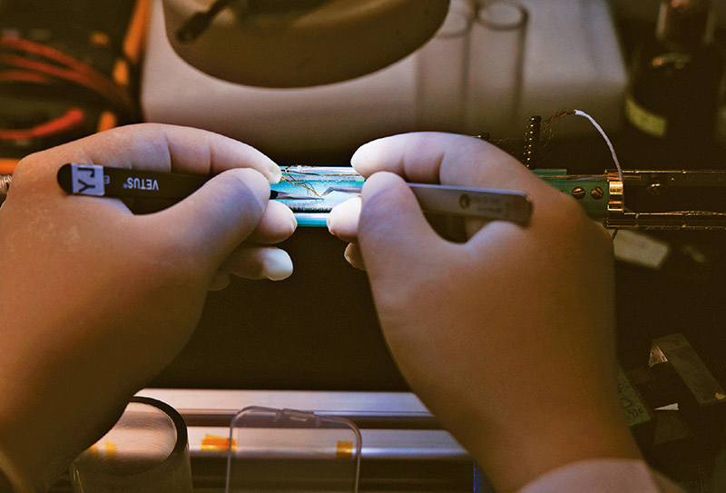 我國科研團(tuán)隊(duì)依托國家重大科技基礎(chǔ)設(shè)施&mdash;&mdash;綜合極端條件實(shí)驗(yàn)裝置，成功研制出中心磁場強(qiáng)度達(dá)35.6特斯拉的全超導(dǎo)用戶磁體，相當(dāng)于地磁場的70多萬倍，刷新了全超導(dǎo)用戶磁體的現(xiàn)有紀(jì)錄。圖為2026年1月26日，在位于北京懷柔的中國科學(xué)院物理研究所綜合極端條件實(shí)驗(yàn)裝置極低溫強(qiáng)磁場量子振蕩實(shí)驗(yàn)站，科研人員準(zhǔn)備實(shí)驗(yàn)測量桿。