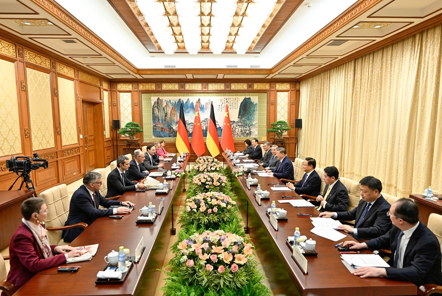 2月25日下午，國家主席習近平在北京釣魚臺國賓館會見來華進行正式訪問的德國總理默茨。