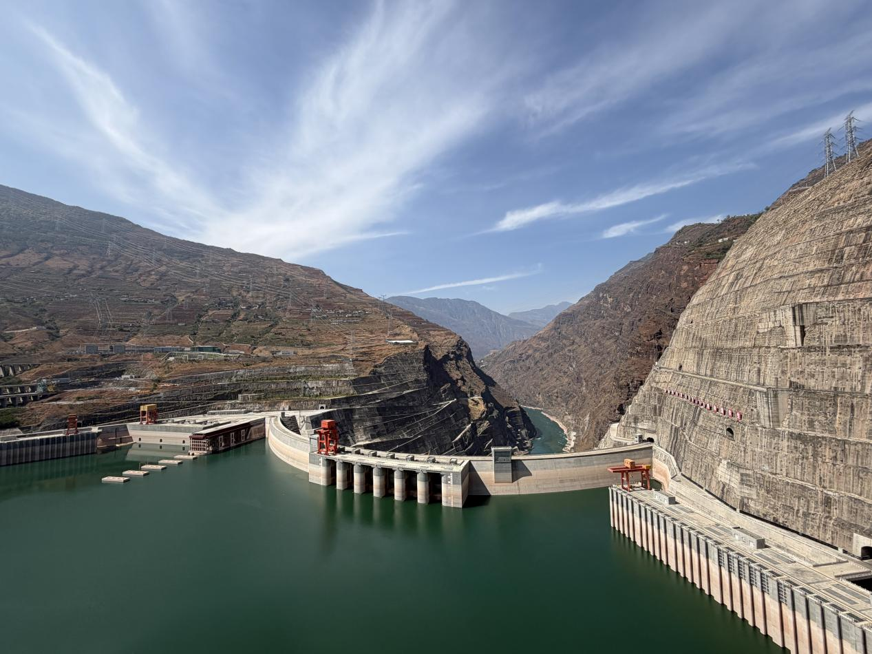 白鹤滩水电站气势磅礴