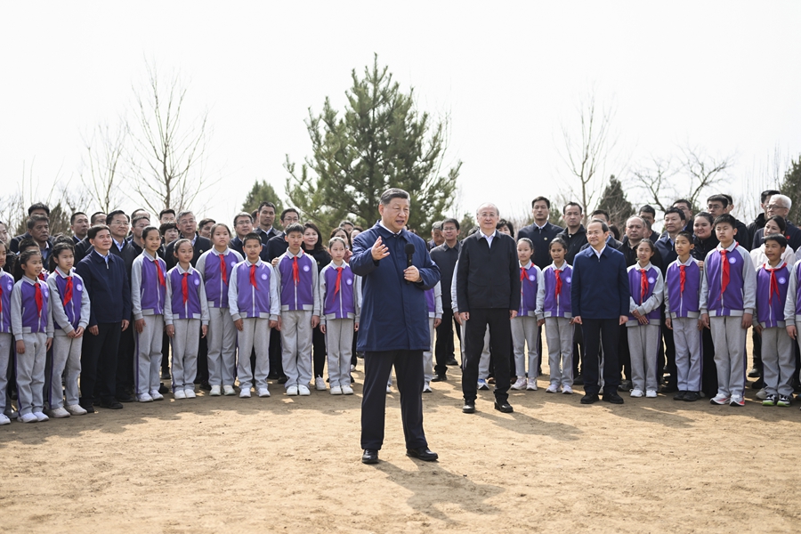 3月30日,党和国家领导人习近平、李强、赵乐际、王沪宁、蔡奇、丁薛祥、李希等来到北京市昌平区百善镇参加首都义务植树活动。这是习近平同在场的干部群众、少先队员亲切交谈。