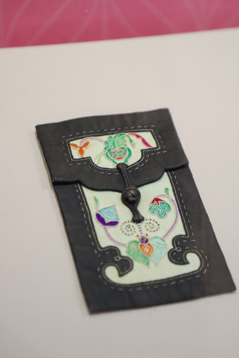 浅绿缎地“生生不息”蛙蝶纹翻盖荷包,时代:清晚期至当代,地域、流派:贵州