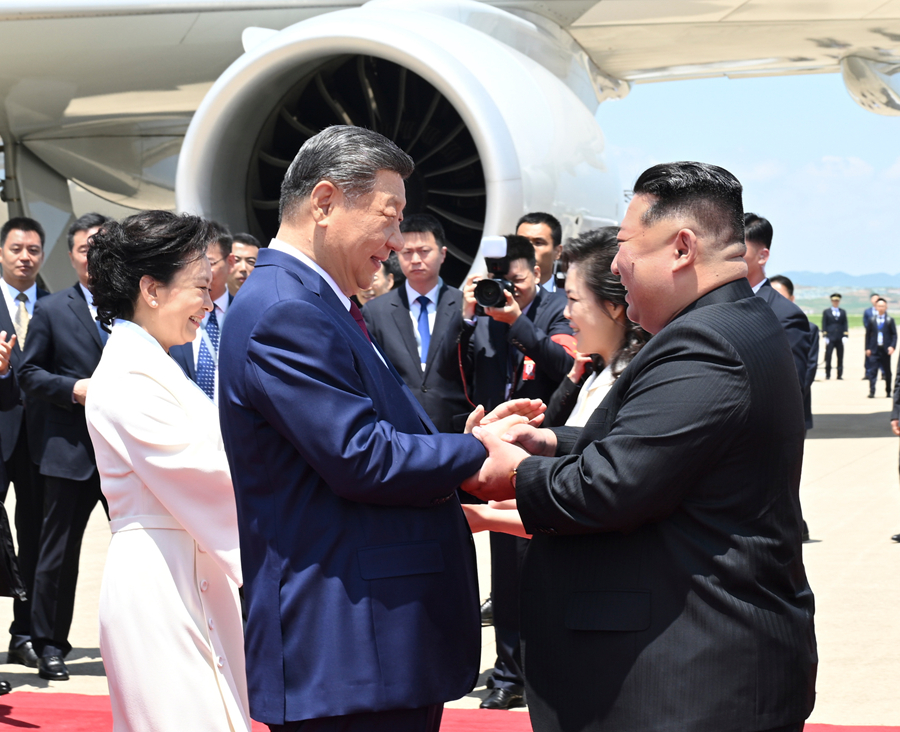 &emsp;&emsp;6月8日中午，中共中央總書記、國家主席習近平乘專機抵達平壤，開始對朝鮮進行國事訪問。朝鮮勞動黨總書記、國務委員長金正恩和夫人李雪主到機場迎接習近平和夫人彭麗媛。