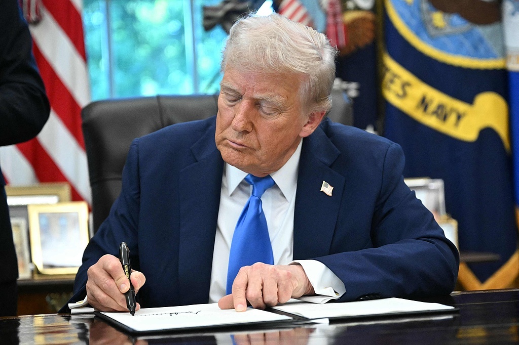 美国总统特朗普2025年9月签署公告,将企业为新H-1B签证申请人支付的费用从数千美元提高至10万美元