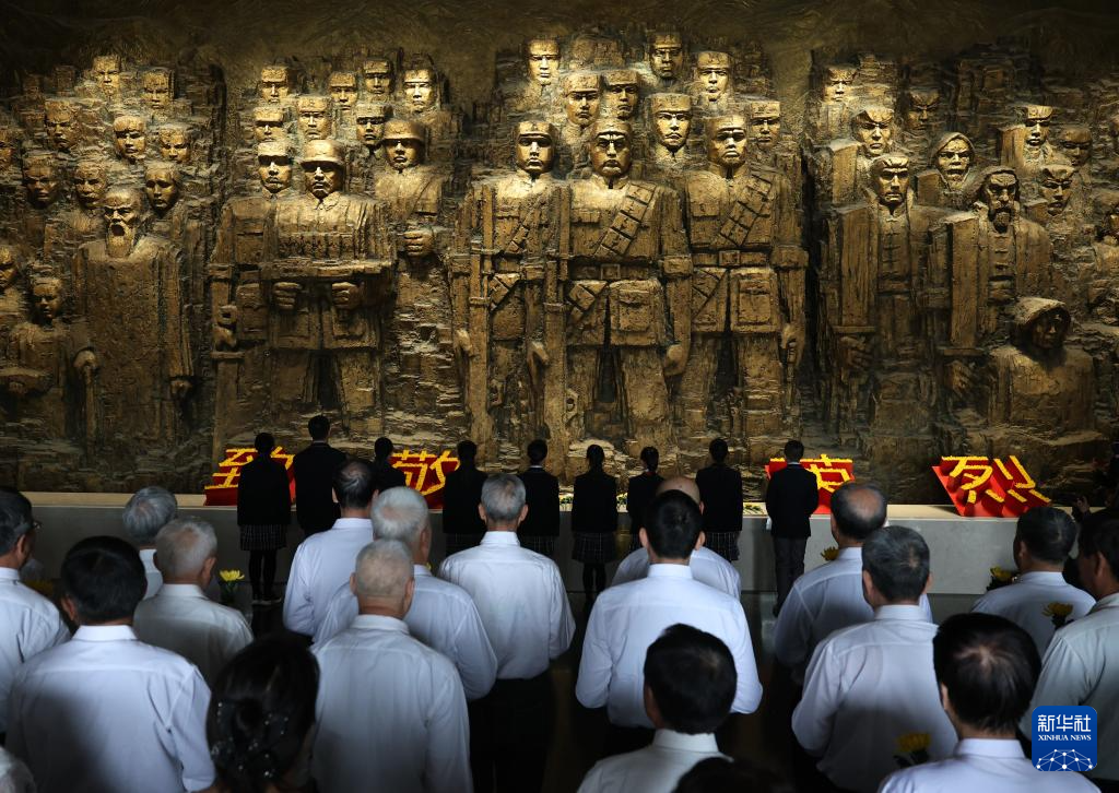2026年4月3日,“清明节的铭记——缅怀英烈志奋进‘十五五’”主题教育系列活动启动仪式在中国人民抗日战争纪念馆举行。这是社会各界代表向抗战英烈献花。