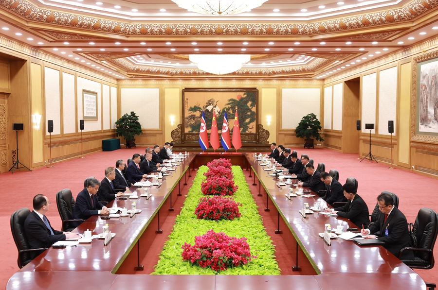 7月10日下午,中共中央总书记、国家主席习近平在北京人民大会堂会见来华进行正式访问的朝鲜劳动党中央政治局常委、国务委员会副委员长、内阁总理朴泰成。