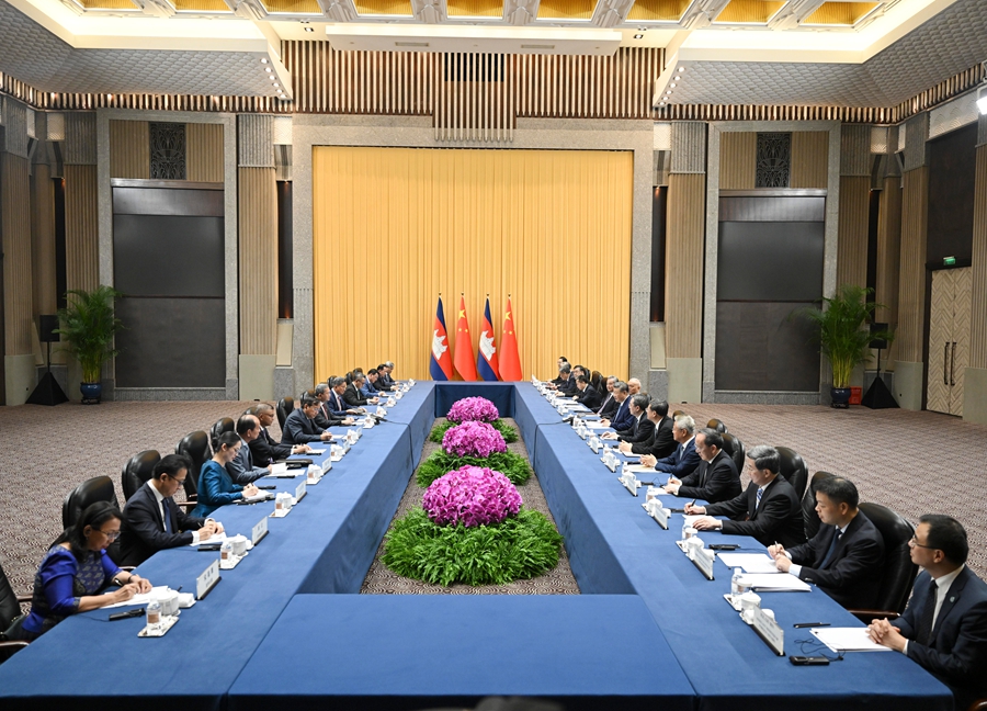 7月17日下午,国家主席习近平在上海西郊宾馆会见来华出席2026世界人工智能大会暨人工智能全球治理高级别会议并进行工作访问的柬埔寨首相洪玛奈。