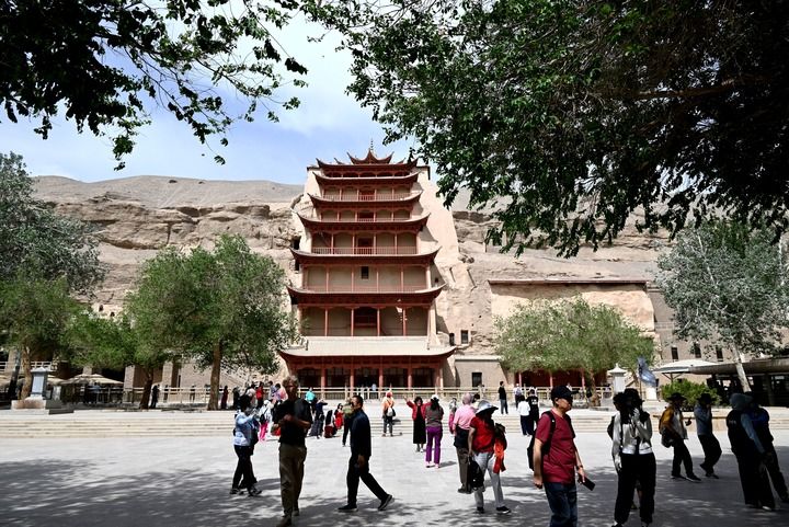 游客在甘肃省敦煌市莫高窟游览参观(2025年5月19日摄)。