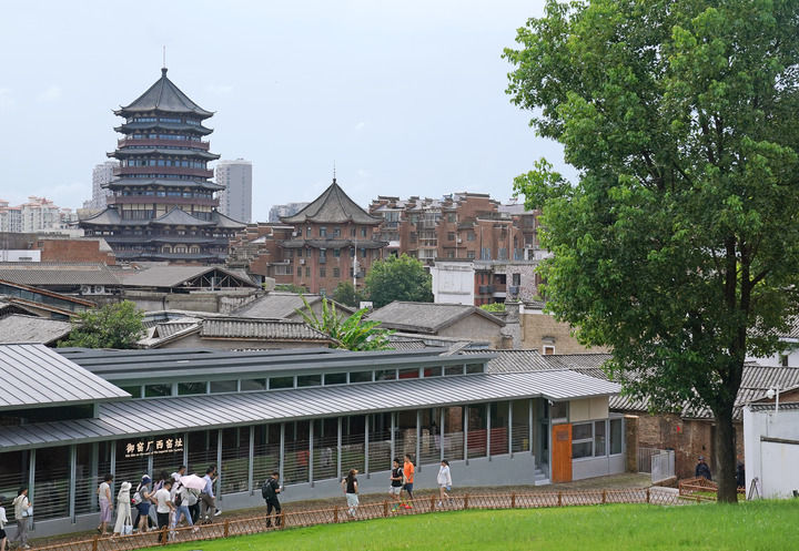 游人在景德镇陶阳里历史文化街区游览(2026年7月8日摄)。