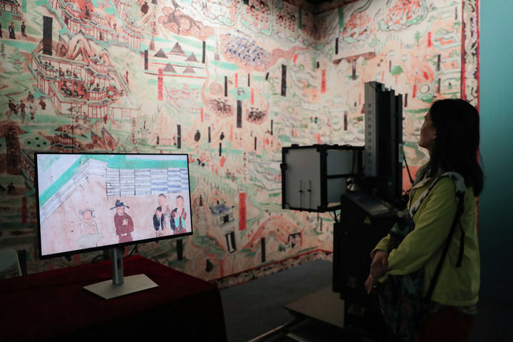 在敦煌研究院“典范”“高地”建设成果展上,游客参观莫高窟壁画高保真自动拍摄装置(2024年9月22日摄)。