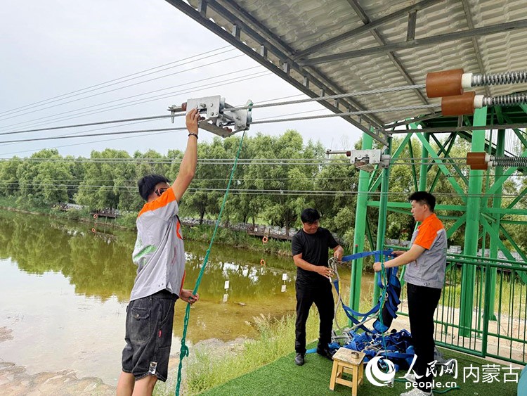 张振东和发小一起调试设备。人民网记者 孟佳澍摄