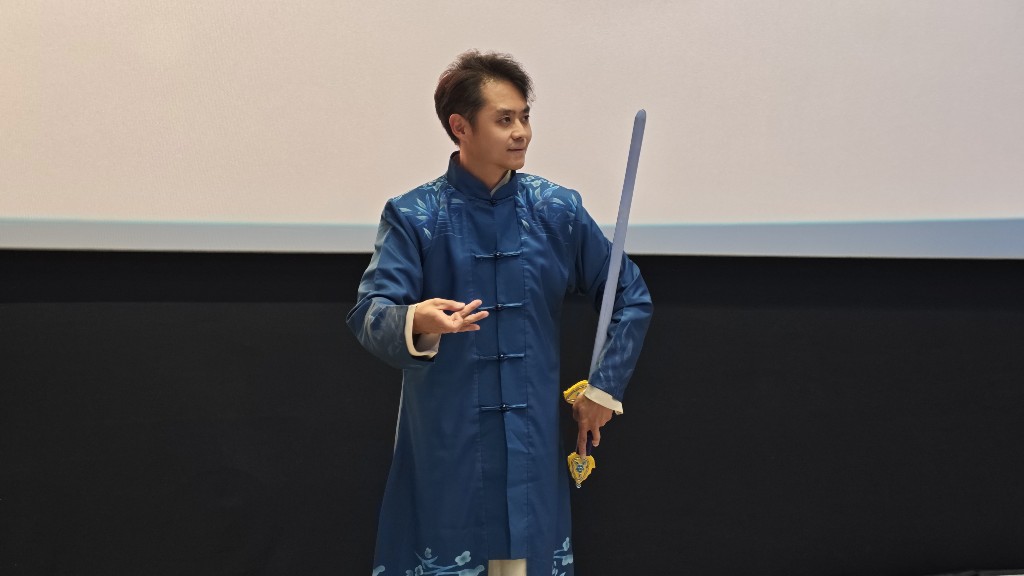 西北师大附中教师董嘉晖带来京剧《霸王别姬》选段表演