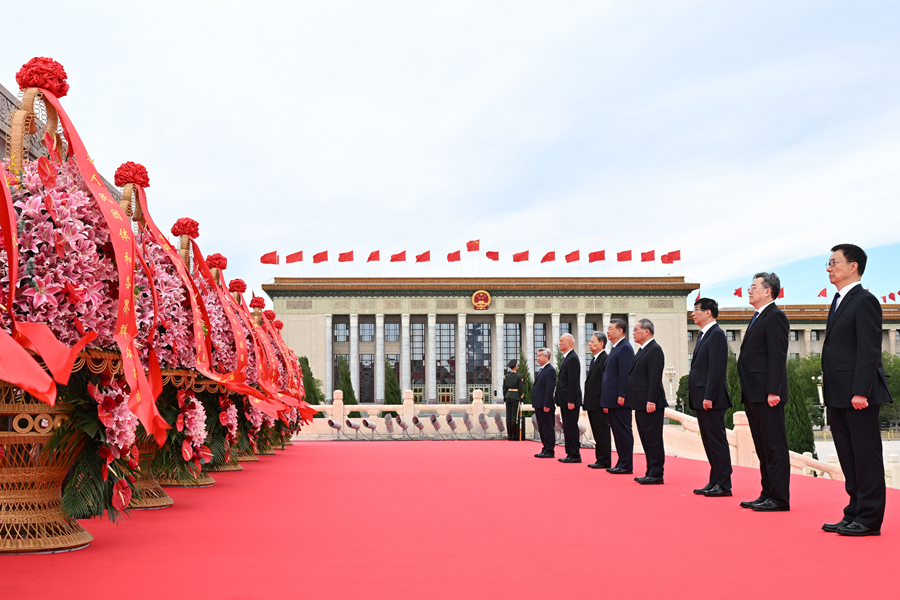 9月30日上午,党和国家领导人习近平、李强、赵乐际、王沪宁、蔡奇、丁薛祥、李希、韩正等来到北京天安门广场,出席烈士纪念日向人民英雄敬献花篮仪式。