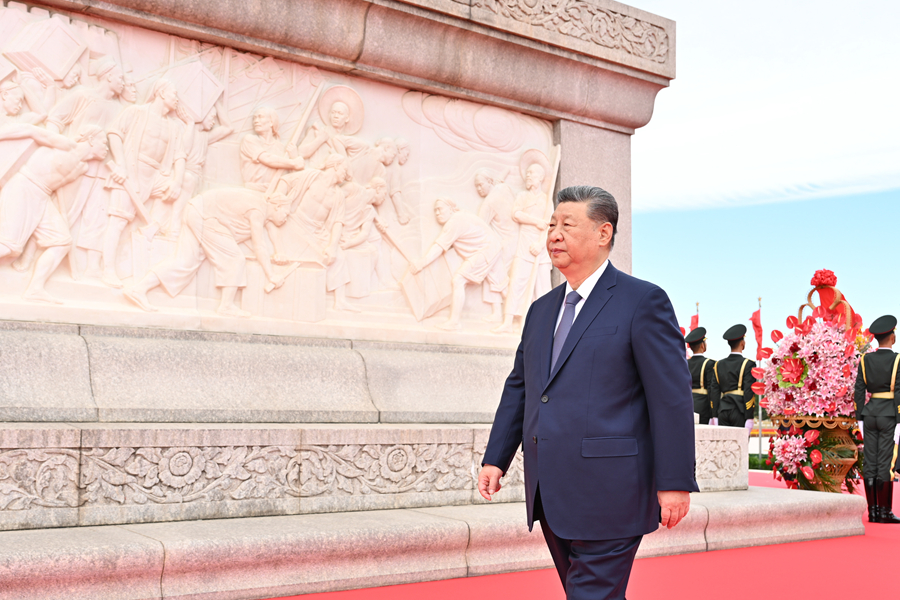 9月30日上午,党和国家领导人习近平、李强、赵乐际、王沪宁、蔡奇、丁薛祥、李希、韩正等来到北京天安门广场,出席烈士纪念日向人民英雄敬献花篮仪式。这是习近平瞻仰人民英雄纪念碑。