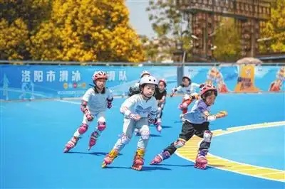 在北京第二实验小学洛阳分校,孩子们穿戴上护具、脚踩轮滑鞋,不出校门享专业指导。洛阳市教育局供图