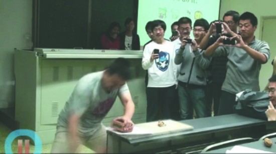 川大副教授课堂上单手劈砖 网络视频引热议