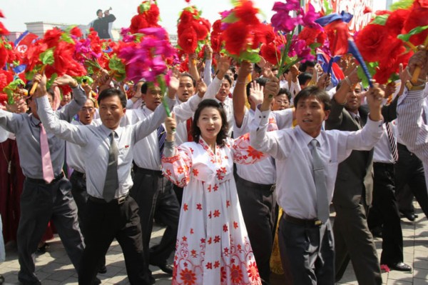 高清:朝鲜举行阅兵式和群众游行庆祝国庆65周