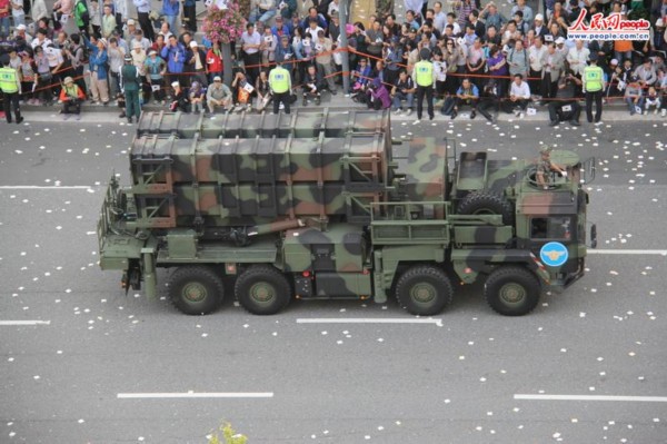韩国举行阅兵式庆祝建军65周年