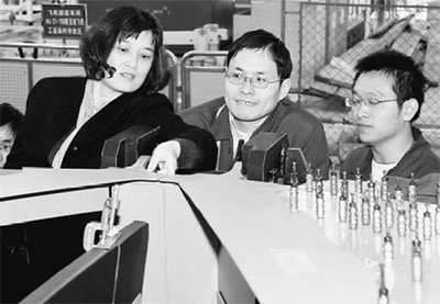 <em>与</em>大<em>飞机</em>梦同行(<em>先锋</em>足印)_党建_共产党员网